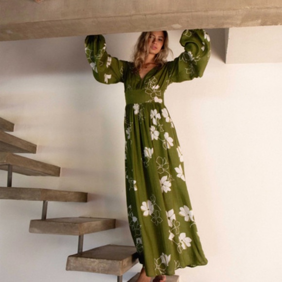 Billabong Dresses & Skirts - Night Bloom Long Sleeve Maxi Dress  Color: Floral Size: S vacation vibe Sumer